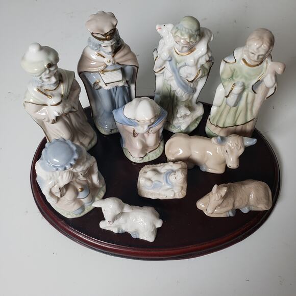 Vintage International Bazaar Pastel Porcelain Nativity Set On Wood Base 10PC - Picture 2 of 11